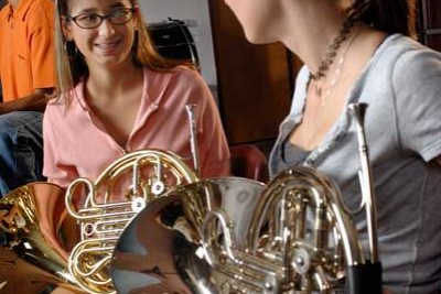 Students playing French horn in classroom - rent French horns here